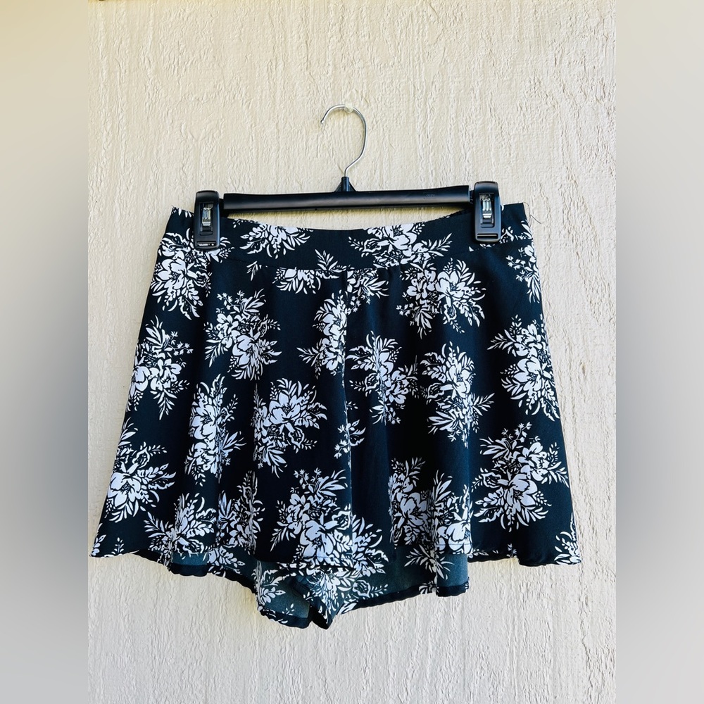 Charlotte Russe Women’s Floral Patterned Shorts Size M